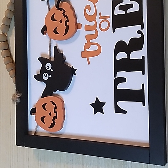 Wooden Trick or Treat Sign w flying Bats & Pumpkins, super cute - Picture 4 of 5